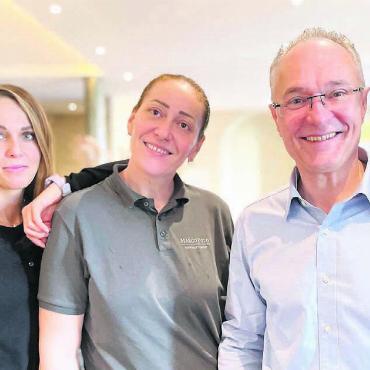 «Das wird der Hammer» - Vorfreude: René Holenweger und seine beiden Mitarbeiterinnen in Wohlen, Jana Köryova (links) und Merita Gjoka. Bild: Stefan Sprenger