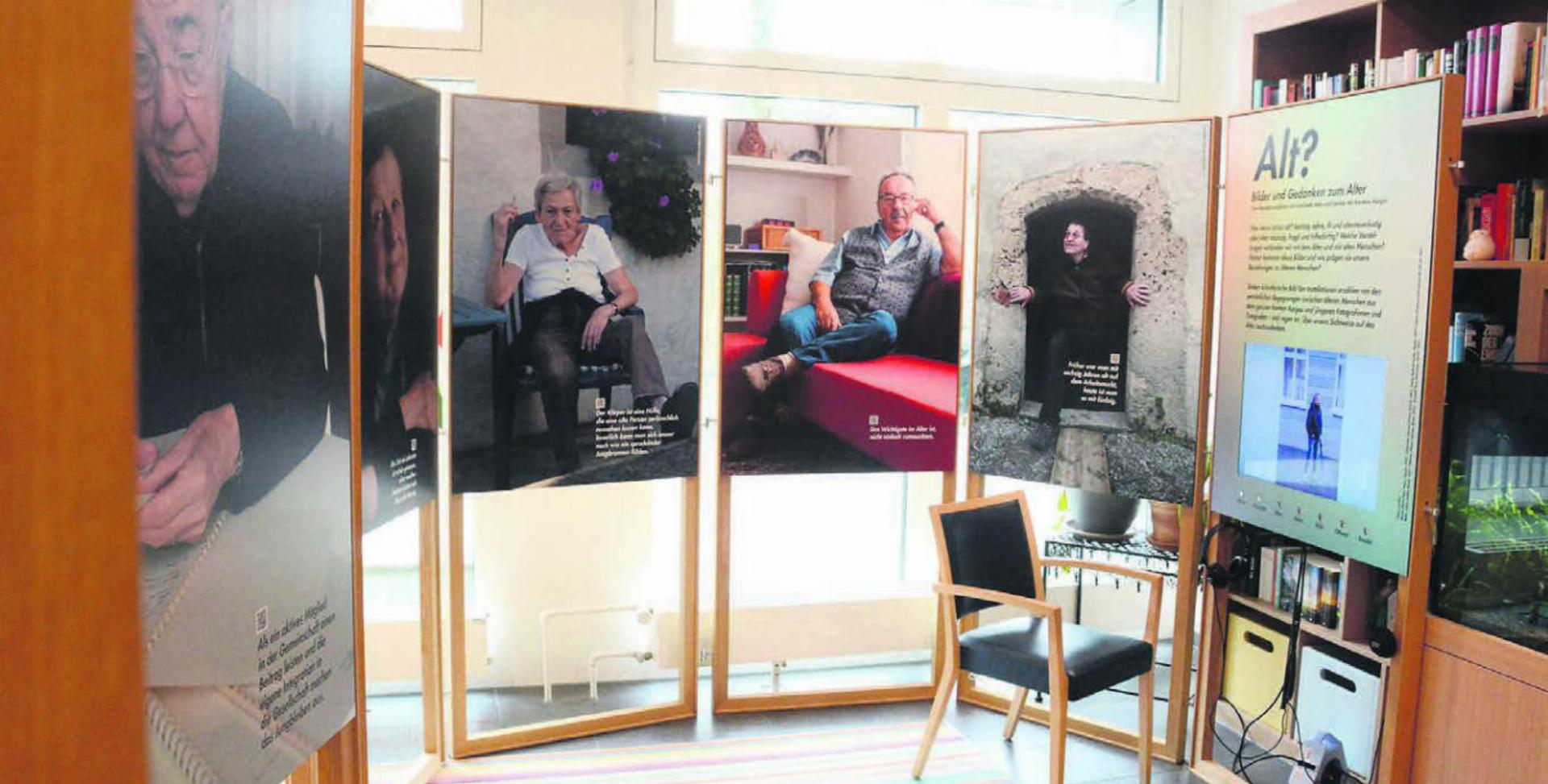 Die Ausstellung im Eingangsbereich des Restaurants lädt ein, den Geschichten der soeben porträtierten Menschen zu lauschen. Bilder: Chregi Hansen