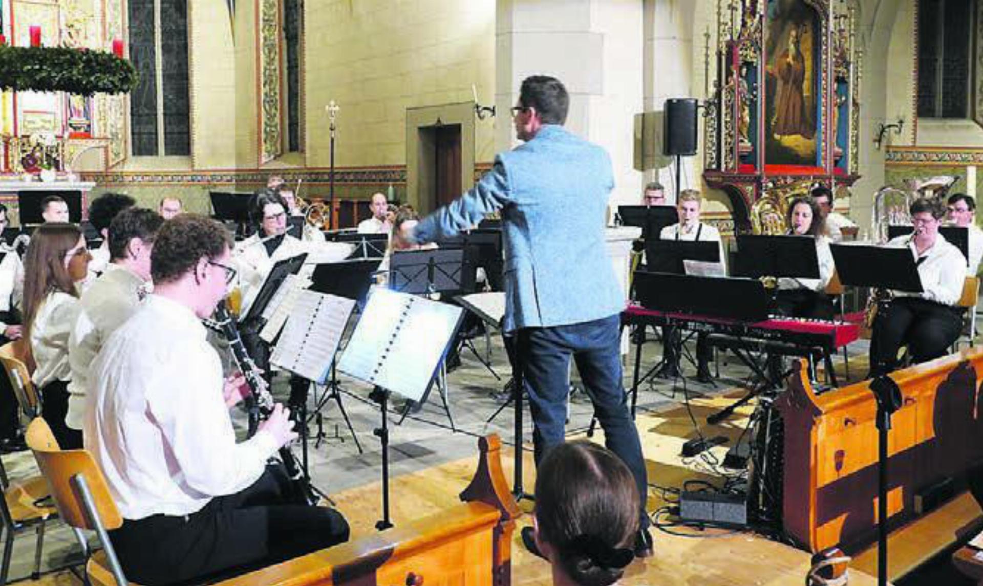 Musiziert wurde vor voll besetzten Kirchenbänken unter der Leitung von Roger Konrad. Bild: zg - Das Bild wird blockiert. – Möglicherweise durch einen aktiven Adblocker.