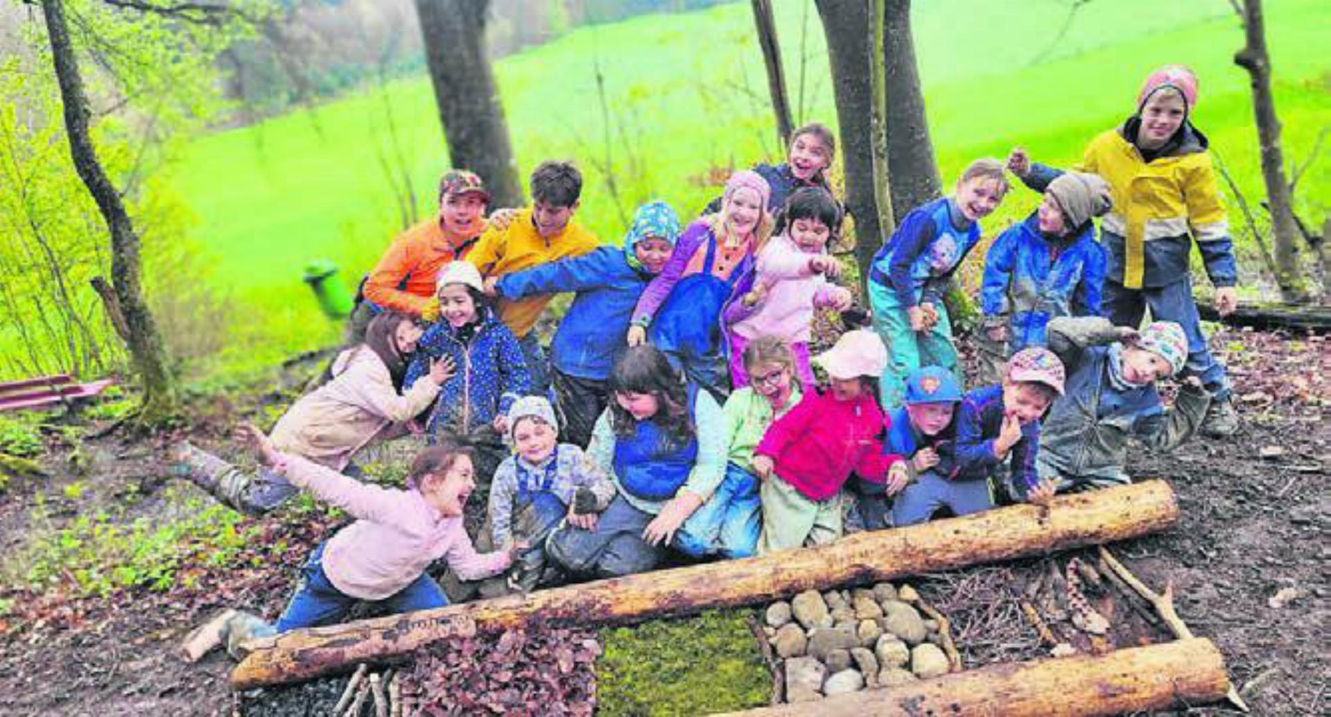 Die Kinder hatten trotz durchzogenem Wetter viel Spass im Wald. Bild: zg