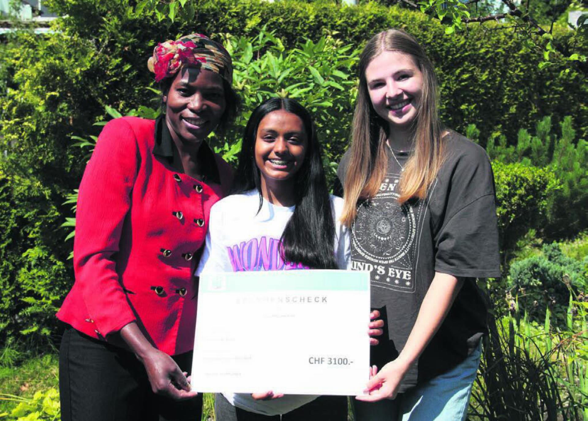 Harriet Suter ist stolz auf die zwei Schülerinnen Tahani Sheeraz und Alina Meyer. Bild: Monica Rast - Das Bild wird blockiert. – Möglicherweise durch einen aktiven Adblocker.