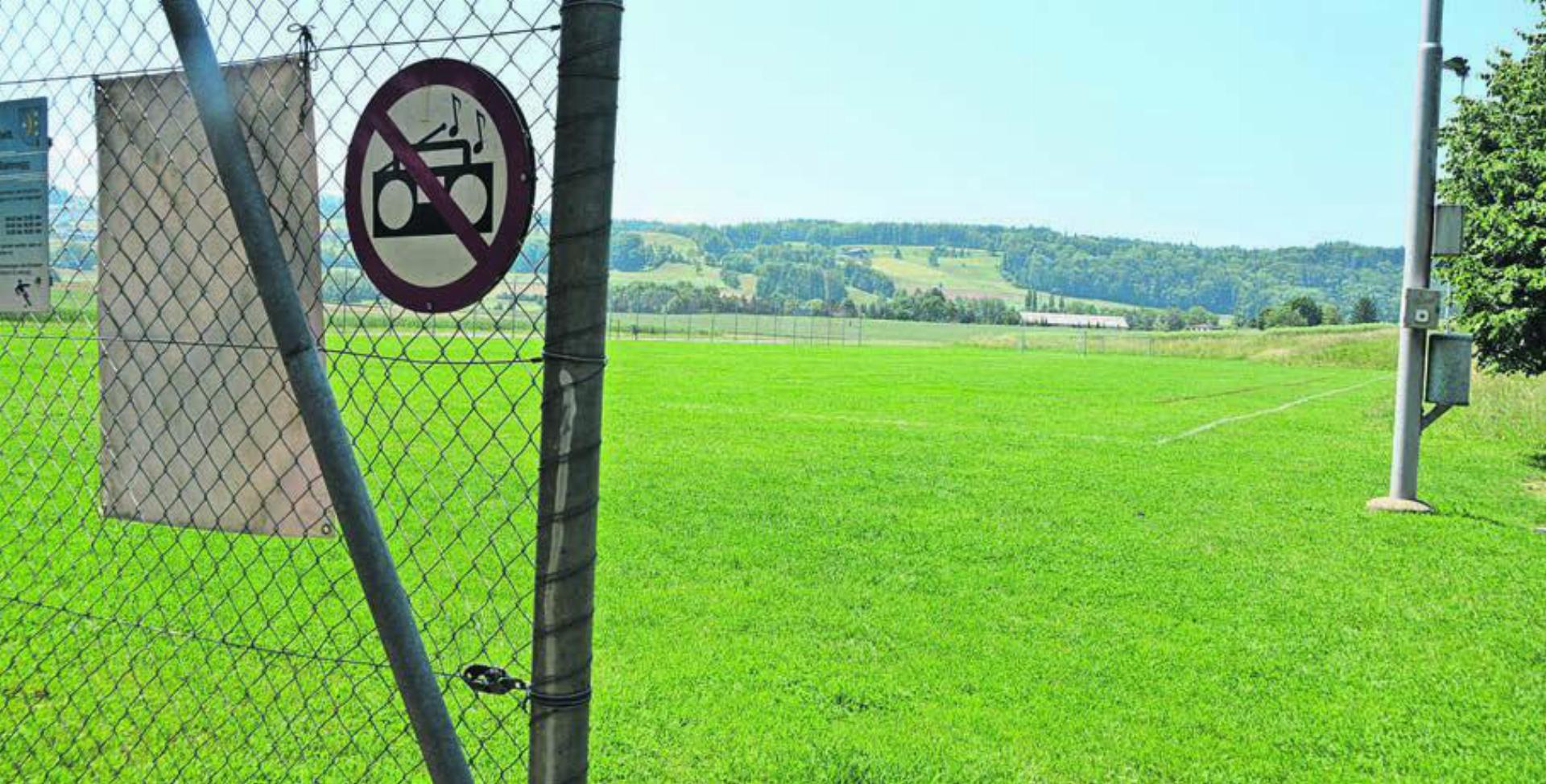 Der jetzige Sportplatz Bannegg ist in schlechtem Zustand und muss vergrössert werden – auch darüber wird an der «Gmeind» in Waltenschwil entschieden. Bild: Annemarie Keusch