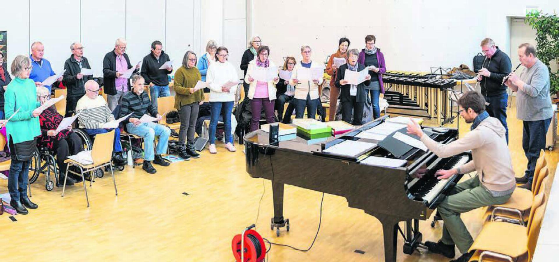 Die Lieder werden fleissig geübt: der Songria-Chor am Probetag. Bild: zg