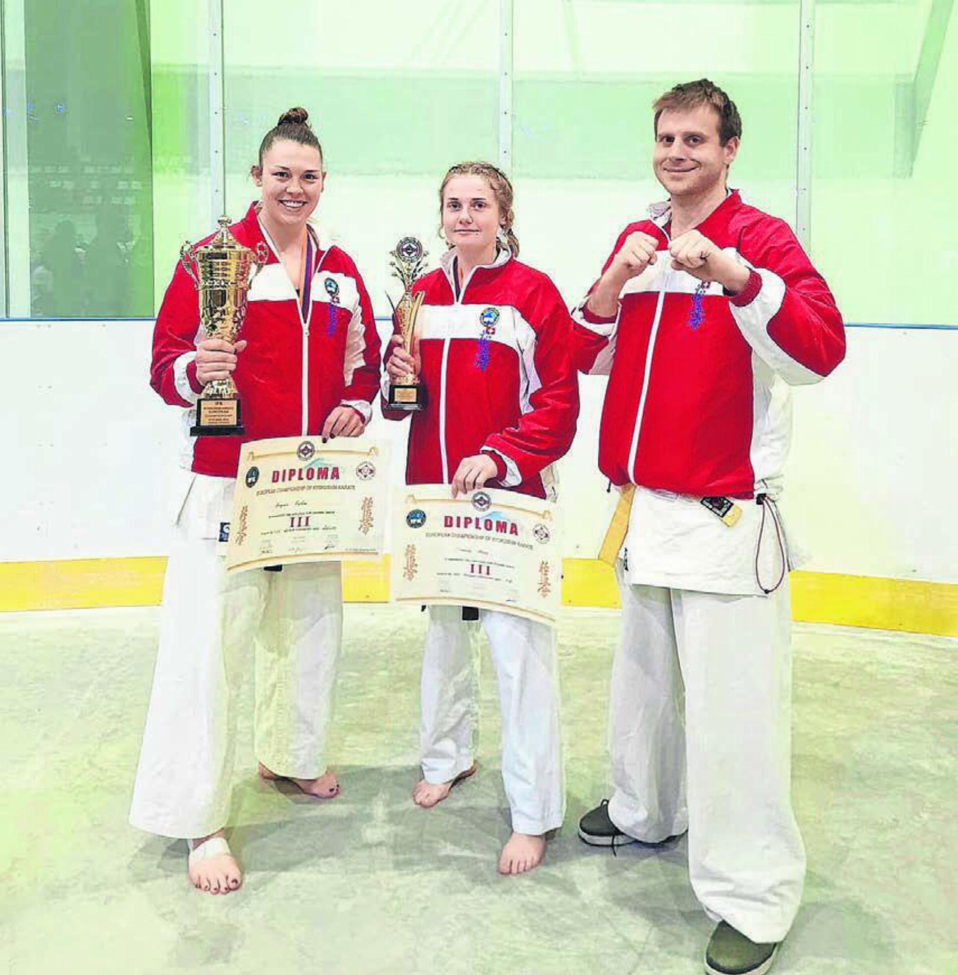 Angela Felber (links) und Simena Moos konnten an der Europameisterschaft jeweils eine Bronzemedaille gewinnen. Für David Wyss vom Karate-Club Anglikon war es das erste grössere internationale Turnier. Bild: zg