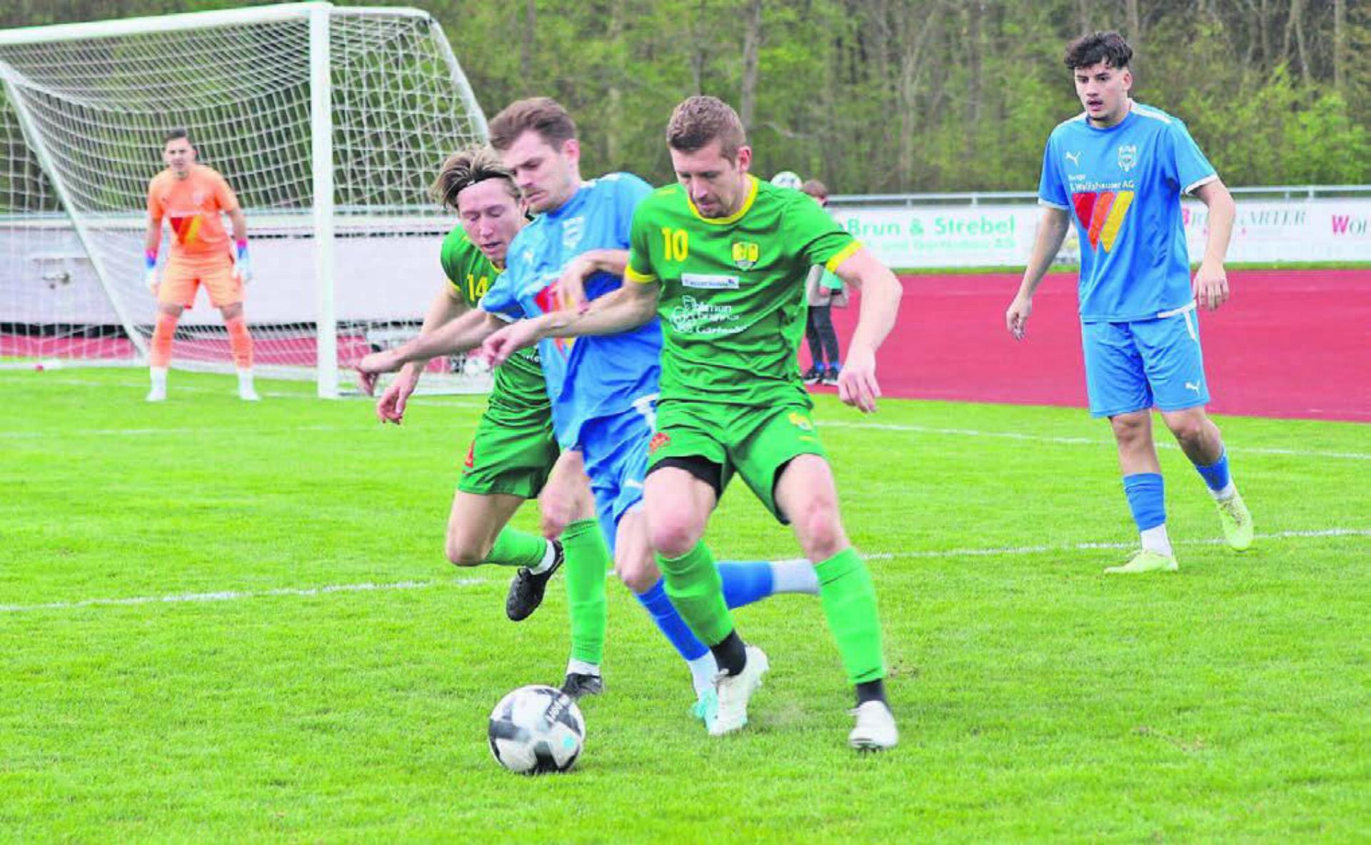 Nico Stadelmann (rechts) und Roger Pfyl kämpfen mit vereinten Kräften um den Ball. Trotzdem geht der FC Mutschellen einmal mehr als Verlierer vom Platz. Bild: Astrid Moser