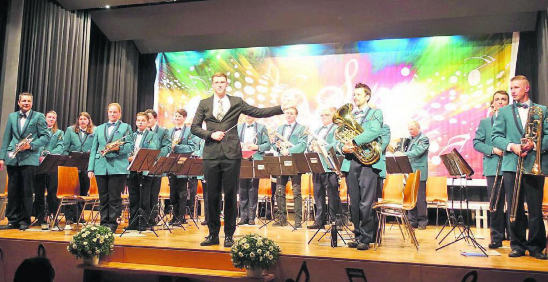 Für Dirigent Dominic Wagenhofer ist es sein erstes Jahreskonzert mit der Musikgesellschaft Waltenschwil. Bilder: Susanne Schild