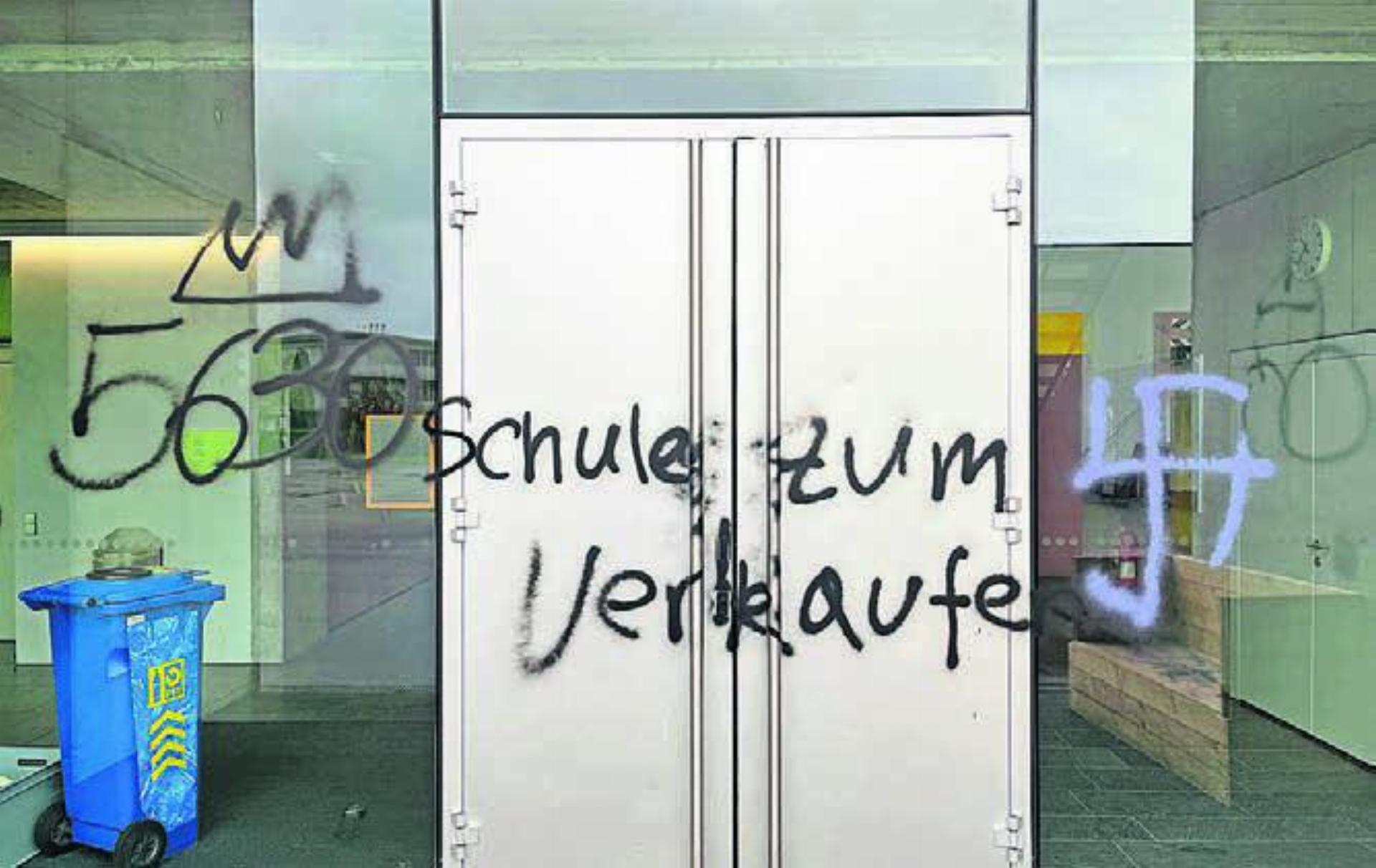 Mit schwarzer und lilafarbener Farbe wurde die Eingangsseite versprayt. Bild: pz