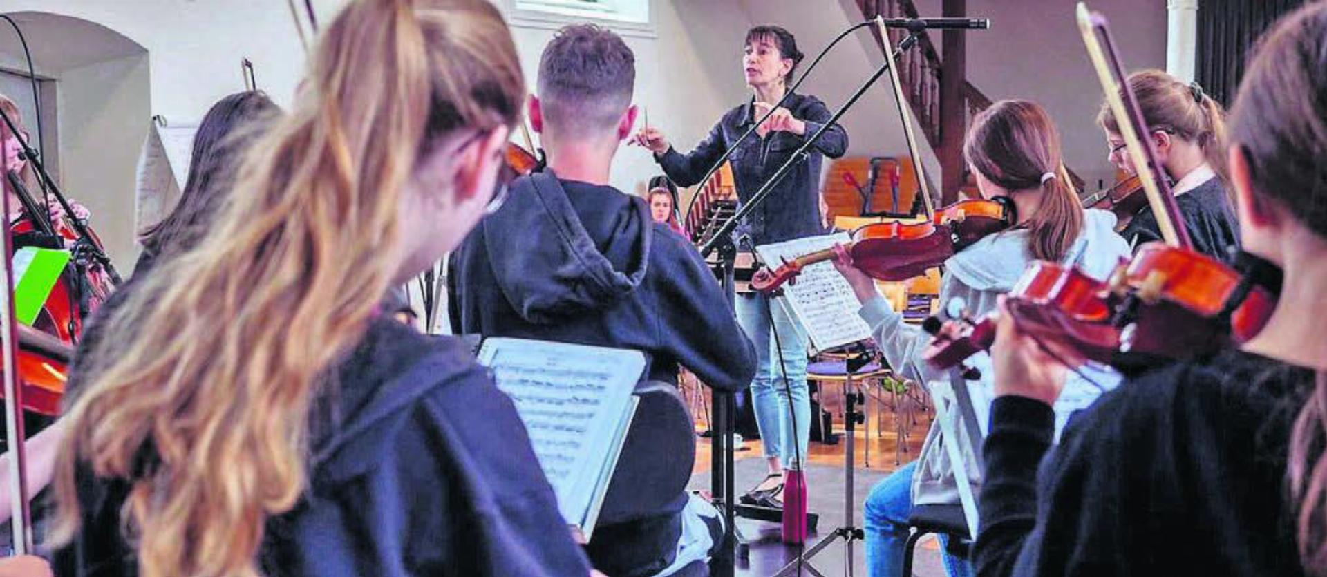 Das Jugendorchester Freiamt unter der Leitung von Anne-Cécile Gross gibt Interessierten Einblick. Bild: zg