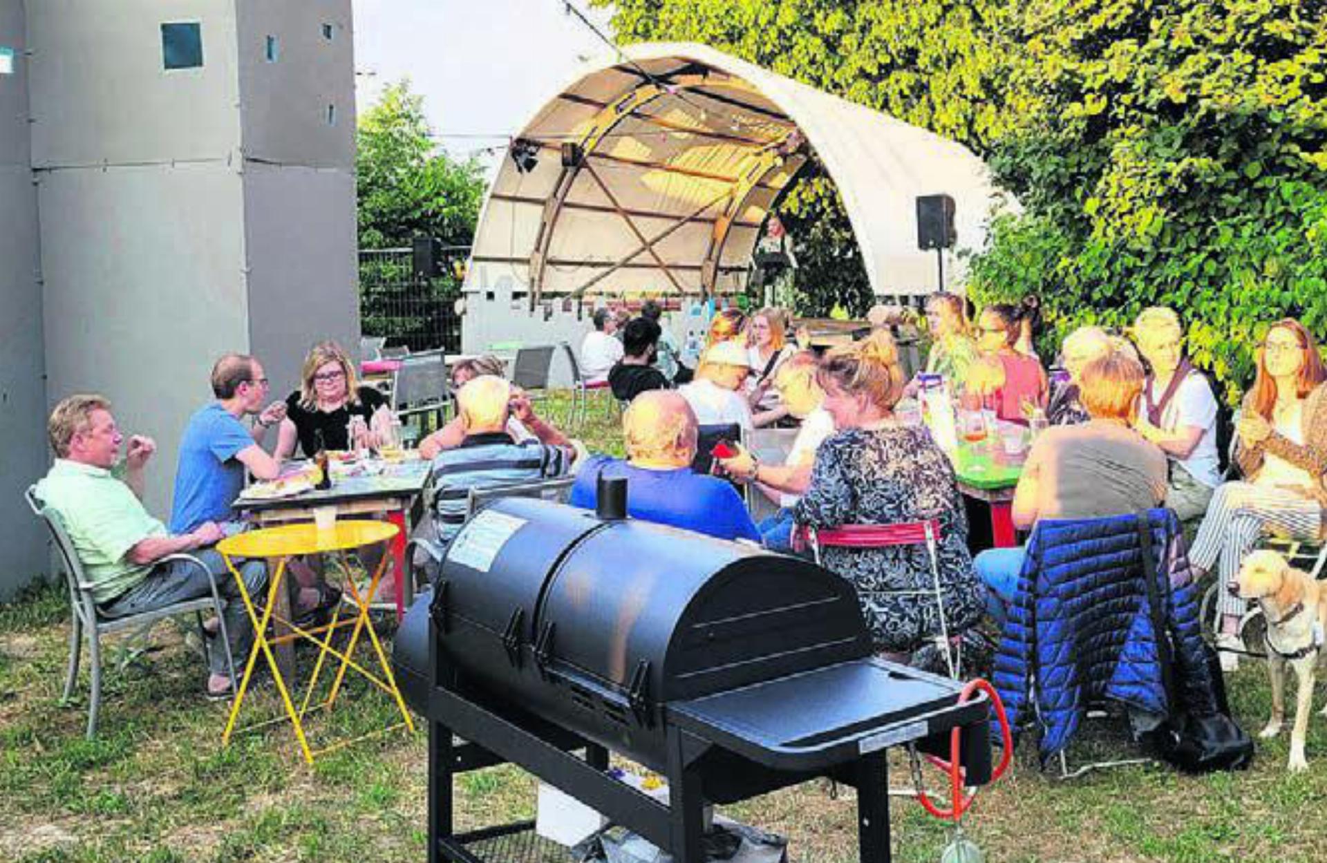 Die Besucher des Eröffnungsabends genossen das schöne Wetter, die stimmungsvolle Deko und den Auftritt von Mary Vogel. Bild: chh