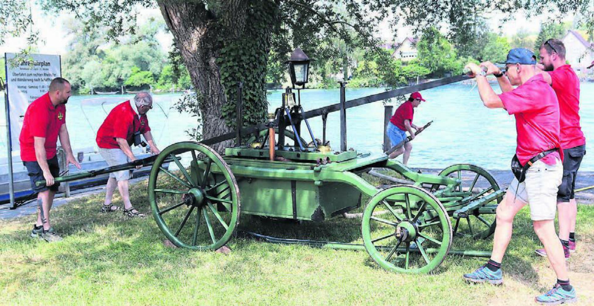 Beim Landeplatz der Rheinfähre im Paradies stand eine Handdruck-Spritze, hergestellt 1817 in der Giesserei von Conrad Fischer. Angehörige der Feuerwehr Wohlen demonstrierten, wie früher Feuer gelöscht wurde. Bild: zg - Das Bild wird blockiert. – Möglicherweise durch einen aktiven Adblocker.