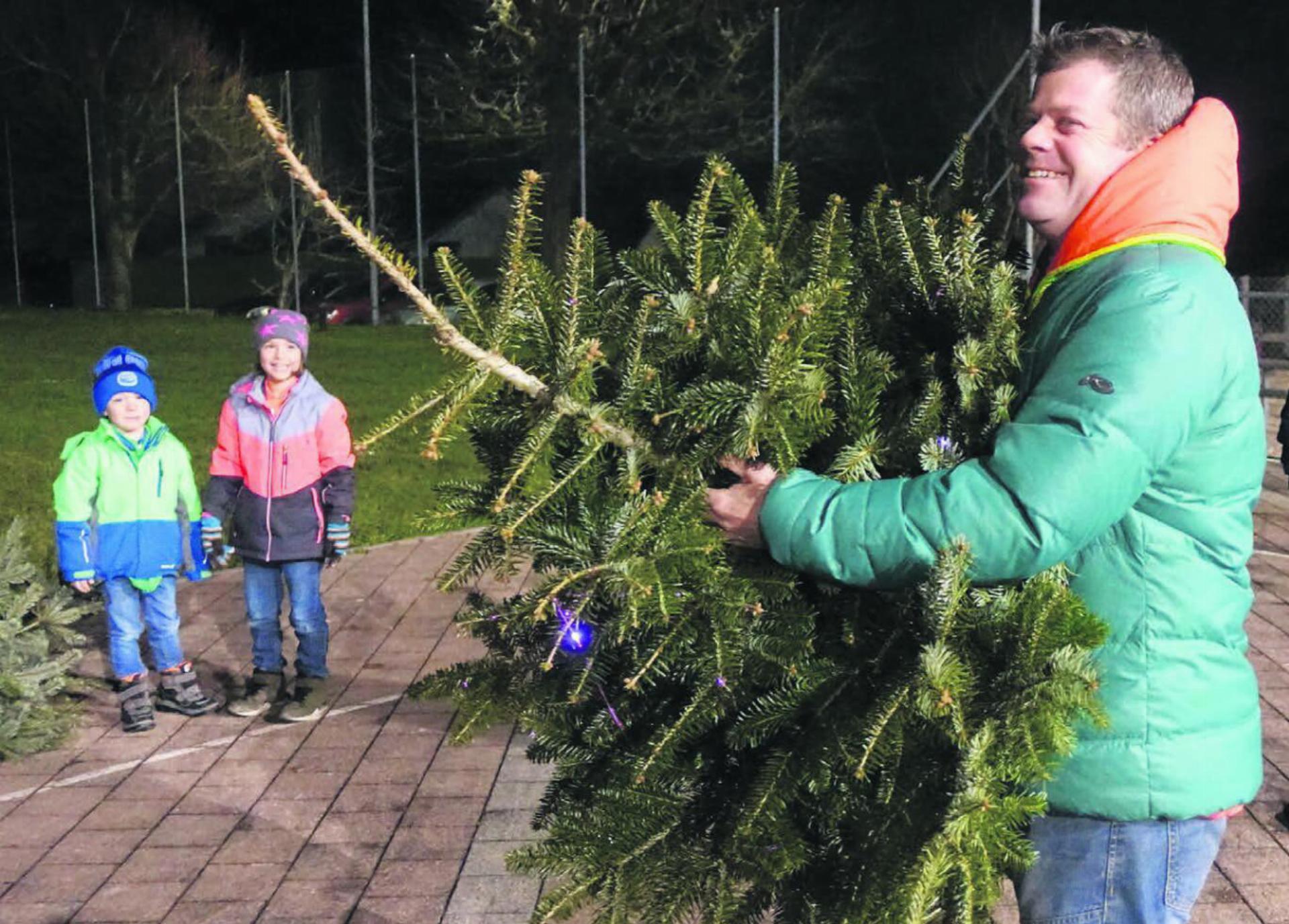 Ob nun Speer- oder Hammerwurf: Die Technik ist frei wählbar. Nur möglichst weit fliegen soll der Weihnachtsbaum. Bild: Susanne Schild