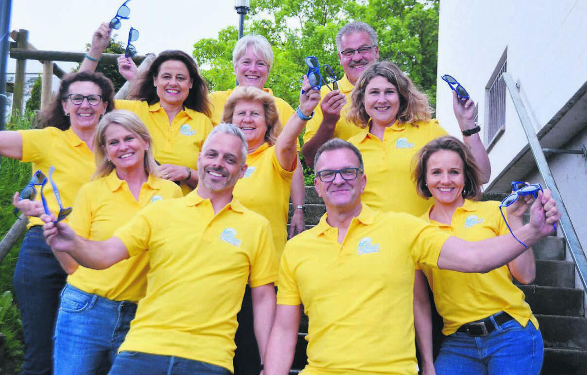 Die Vorfreude im OK ist riesig, auch wenn die extra angefertigten Sonnenbrillen noch nicht wirklich im Einsatz sind, von links: Renate Leuthard, Marlise Bingesser, Bettina Galbier, Roger Wydler, Edith Frey, Yvonne Fanelli, Jörg Ackermann, Daniel Schmitter, Nicole Zumstein und Nadine Steimen. Bild: Annemarie Keusch
