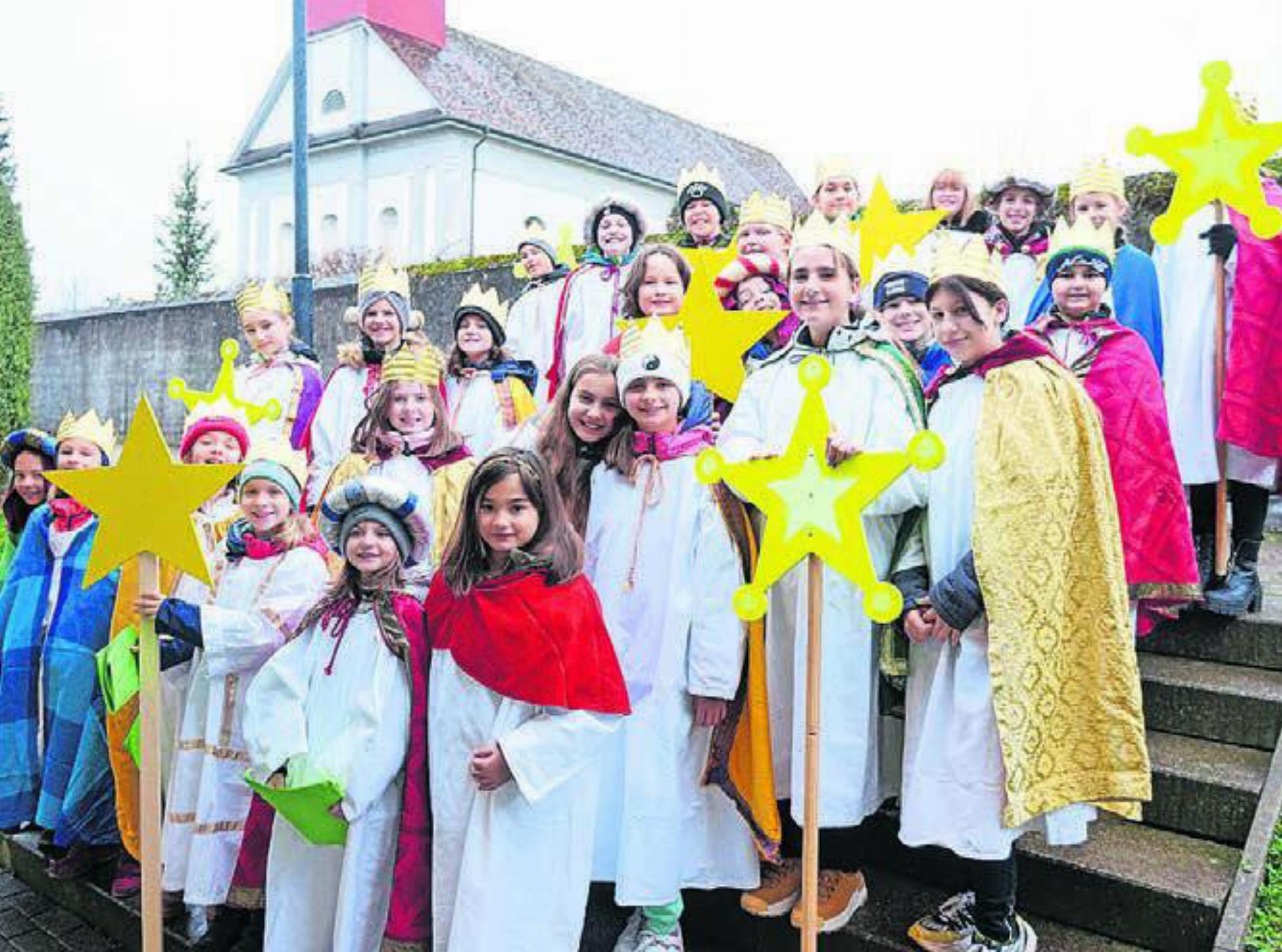 Die 30-köpfige Gruppe der Waltenschwiler Sternsinger. Bild: zg