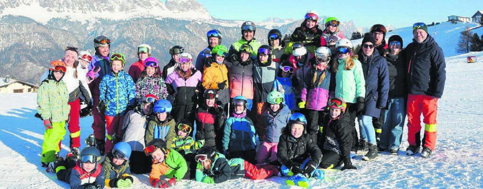 Ein Gruppenbild der Kallerer Märli-Olympioniken – sie genossen ein tolles Skilager. Bild: zg
