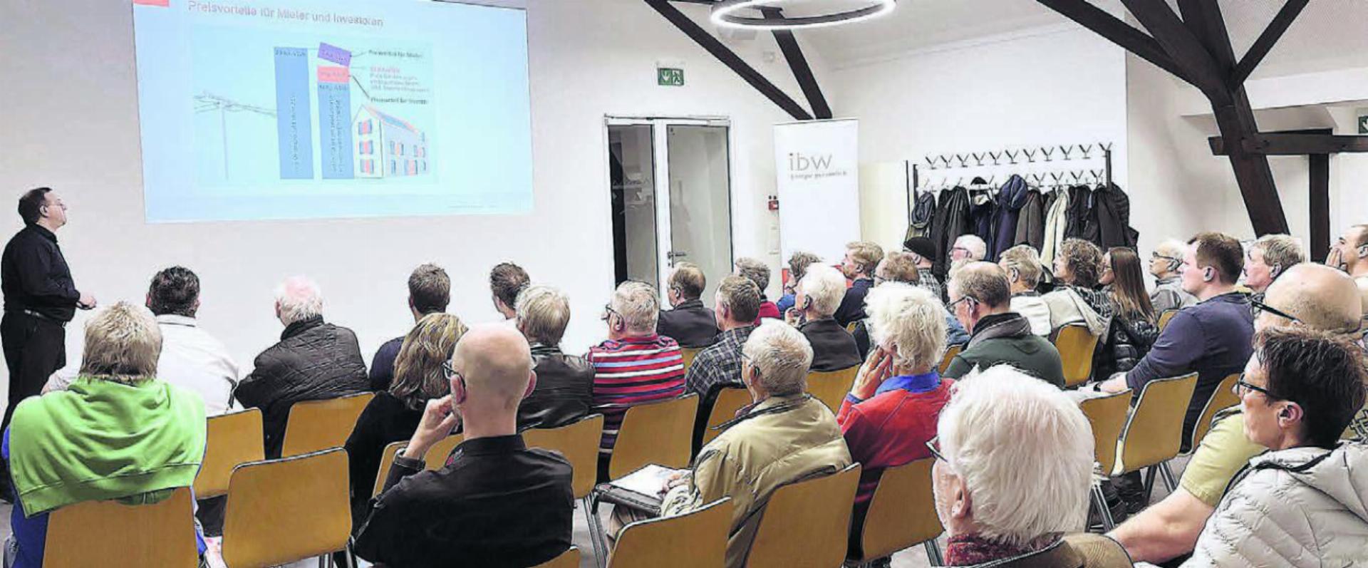 Patrick Gisi informierte auch über die Preisvorteile für Mieter und Investoren. Bilder: Walter Minder