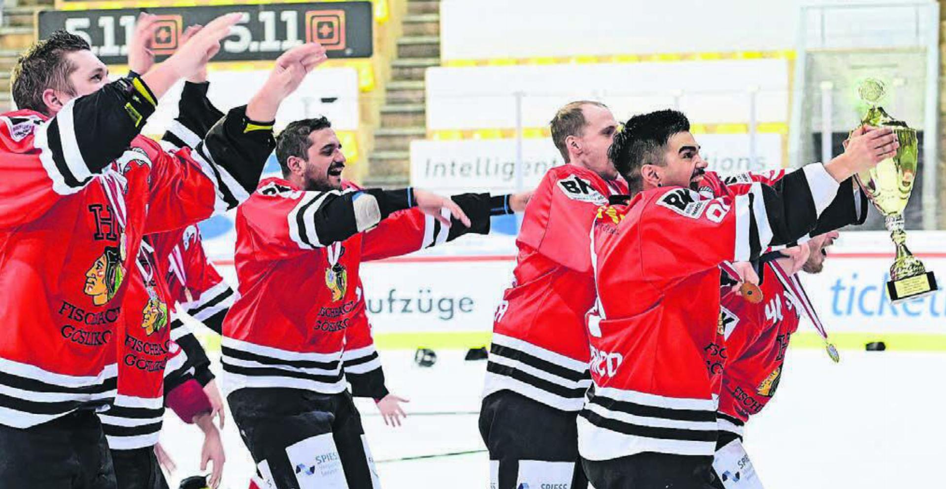 Es ist zwar nur der Titel des Zentralschweizer Meisters der 3. Liga, doch diese Truppe aus Fischbach-Göslikon hat viel ausgelöst in den letzten Wochen während der Play-offs. Es ist Champions-League-würdig. Bild: Captain Vincenzi Di Federico zeigt den Pokal.