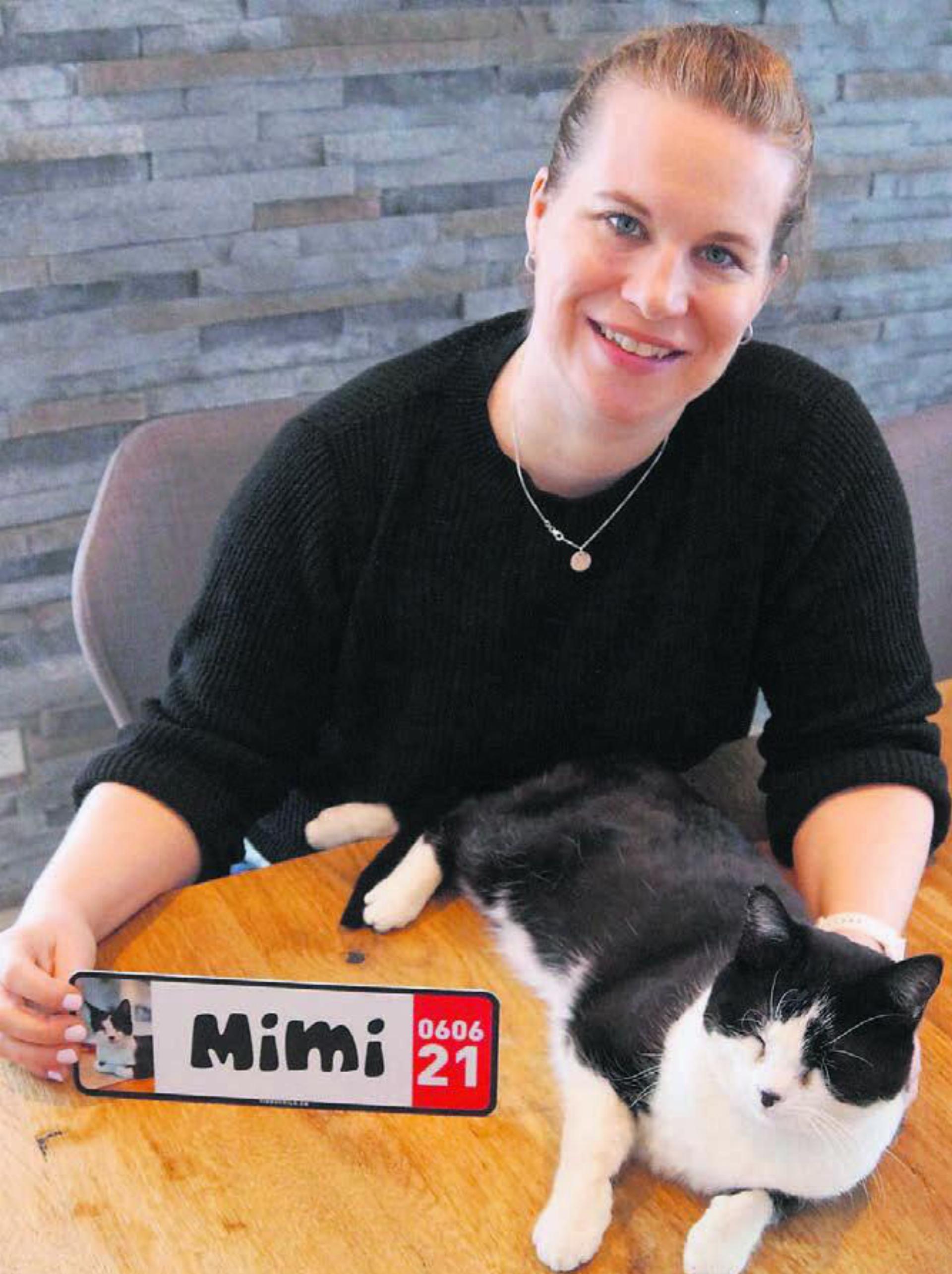 Ein Tierschild für die Katze Mimi. Solche und Kinderwagenschilder stellt Melanie Martin als Einzige in der Schweiz in diesem Rahmen her. Bild: zg