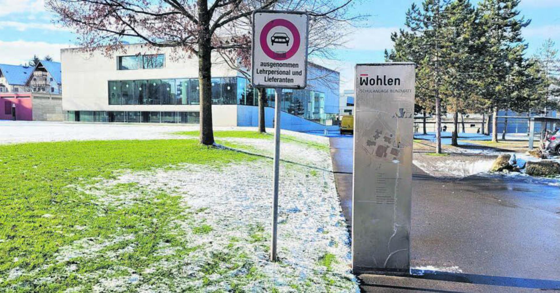 Das Schulhaus Bünzmatt 3 ist noch keine 20 Jahre alt, bereitet aber aus baulicher Sicht bereits Probleme. Bild: Chregi Hansen