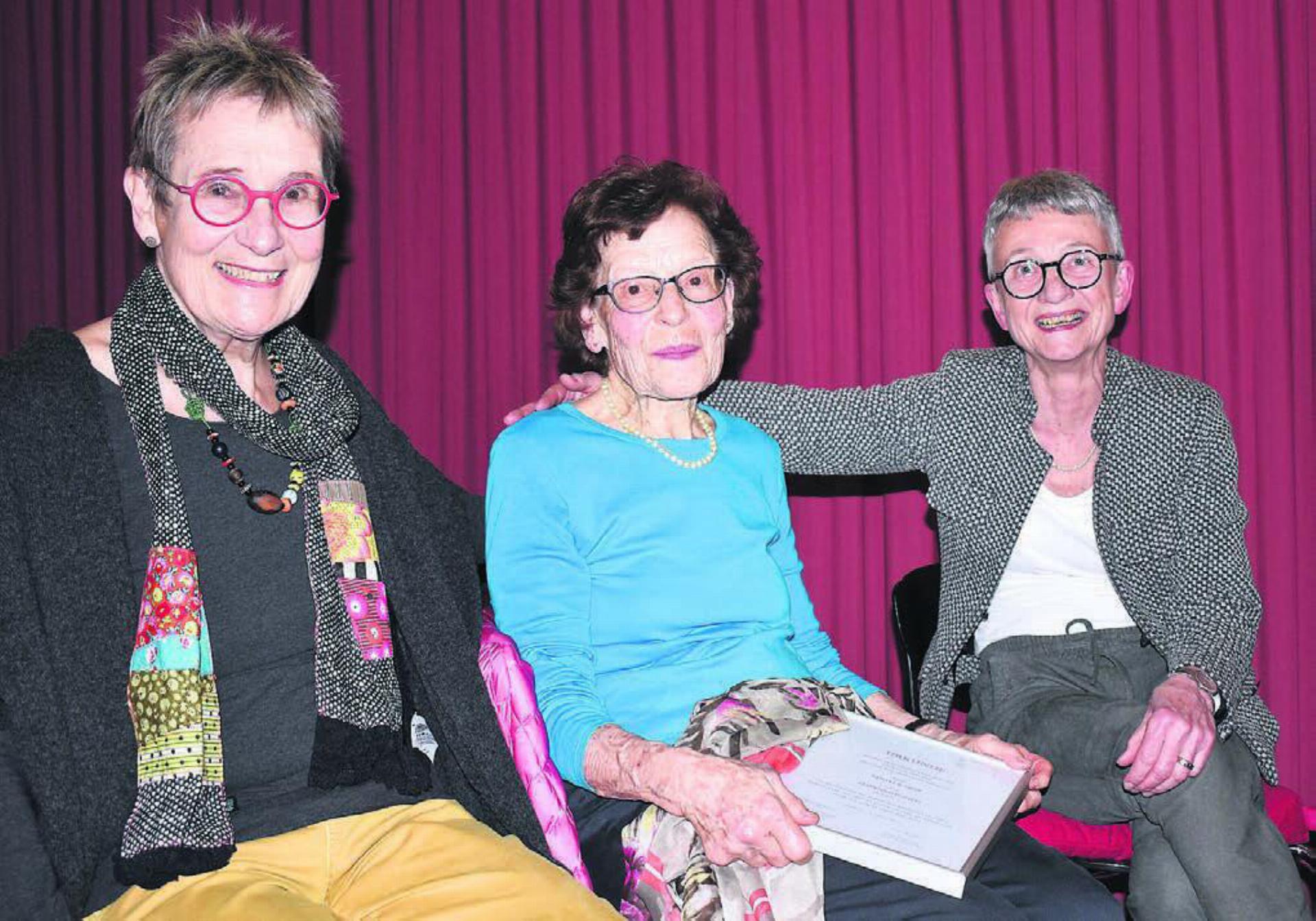 Der Lokalhistorikerin Edith Karpf (Mitte) wurde die Ehrenmitgliedschaft verliehen. Die Urkunde wurde ihr von den Co-Präsidentinnen Corinne Wagner (rechts) und Elsbeth Wyss überreicht. Bild: Erika Obrist