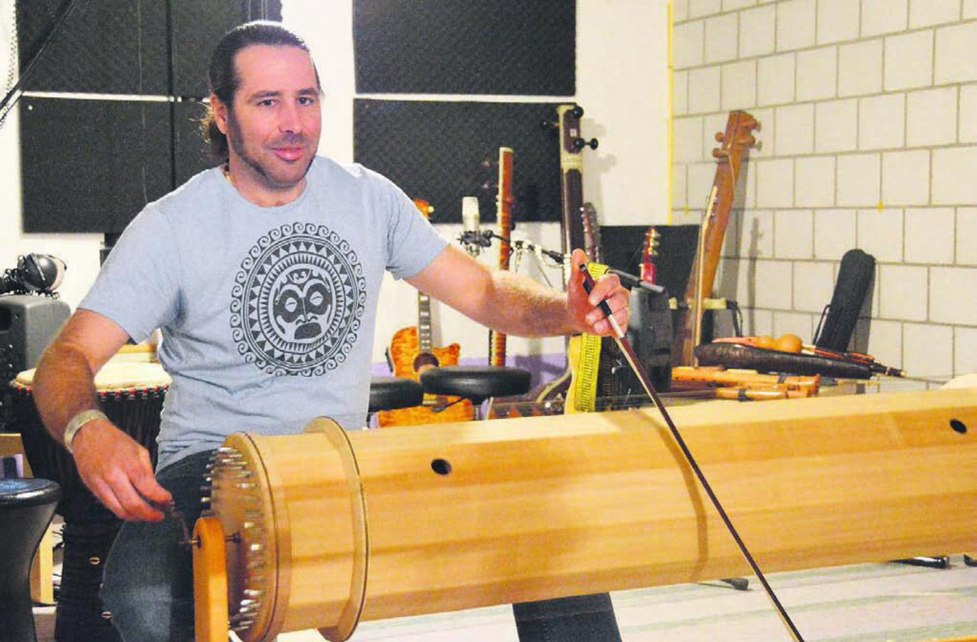 Ronny Wyssmüller mit seiner aussergwöhnlichen Instrumentenkonstruktion in seinem Musikstudio in Kallern. Bild: Celeste Blanc