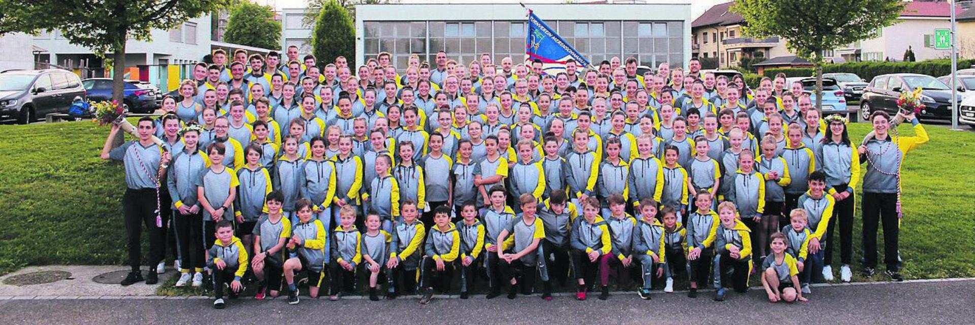 Die Merenschwander Turnfamilie wächst Jahr für Jahr, das wird beim obligaten Vereinsfoto sichtbar. Bild: zg