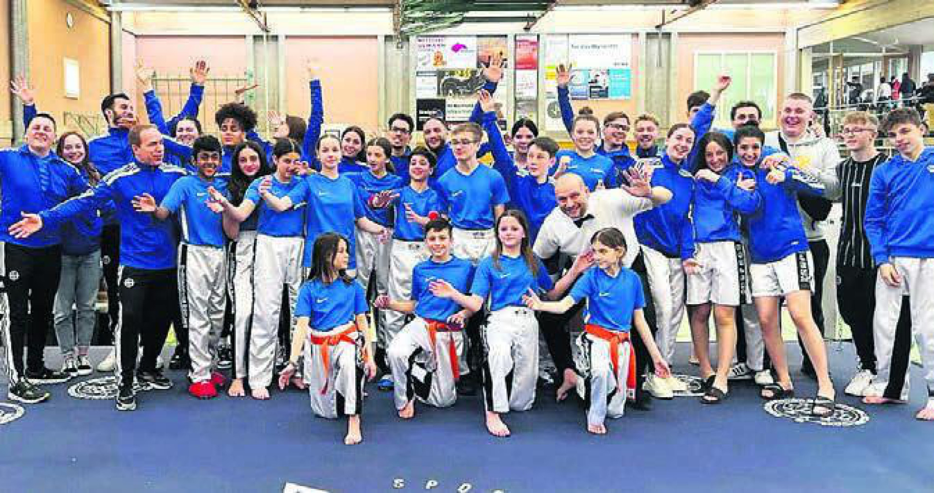 Die Delegation von Kickboxing Wohlen in Reinach. Bild: zg