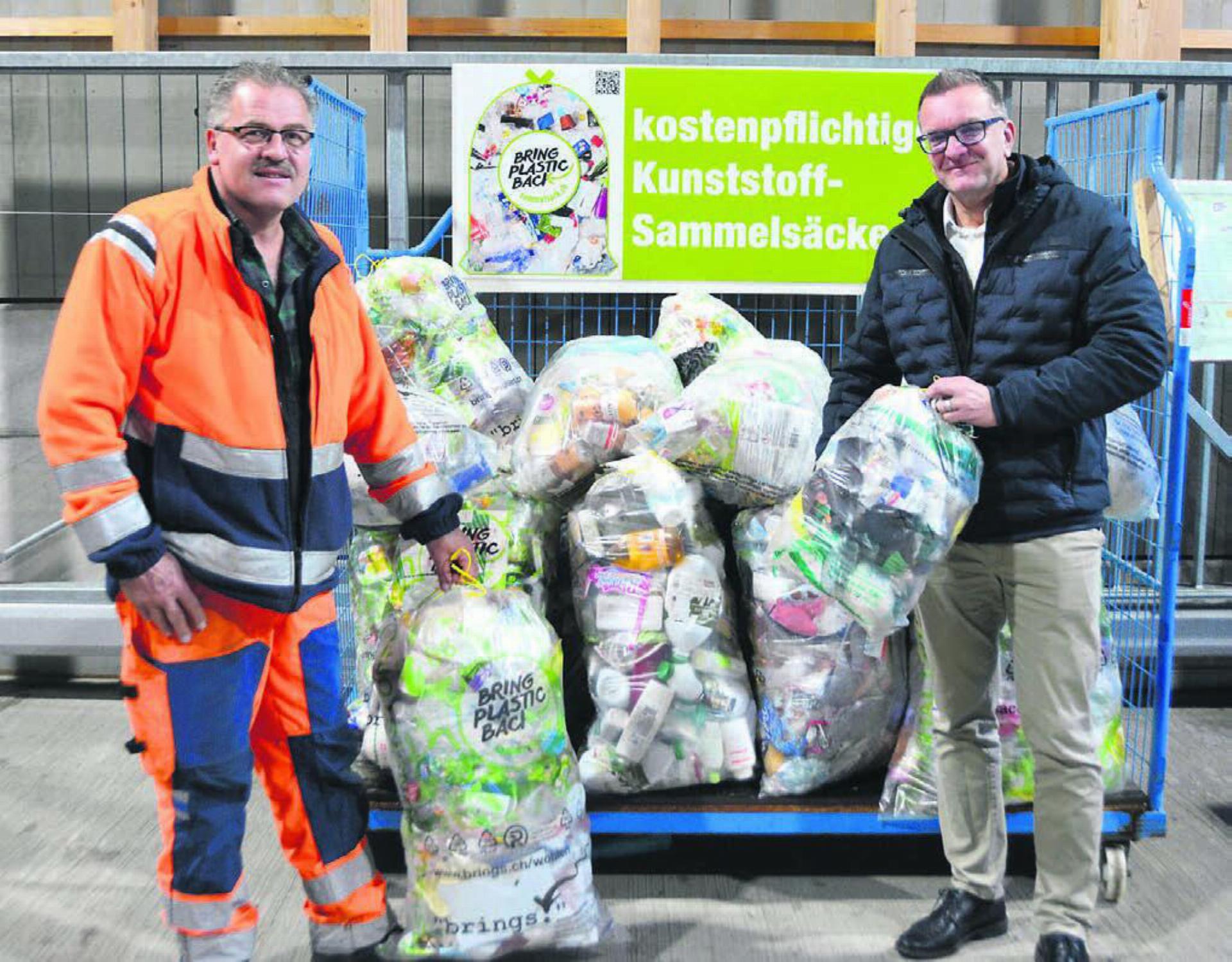 Das Plastiktrennen ist eine gute Sache, finden Daniel Schmitter, Leiter des Werkhofs, und Gemeinderat Jörg Ackermann. Ein Grossteil der Bevölkerung macht mit. Bild: Annemarie Keusch