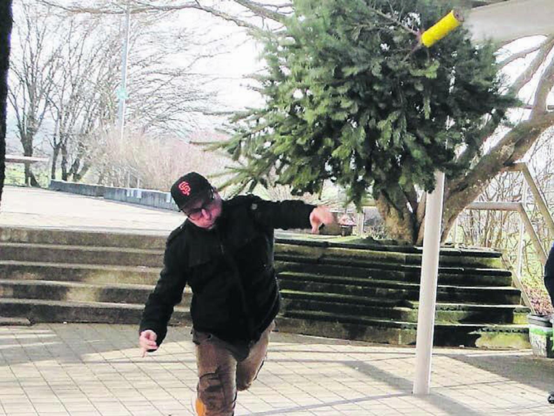 Kinder, Jugendliche und Erwachsene nahmen am Weihnachtsbaum werfen teil und hatten ihren Spass dabei. Bild: zg