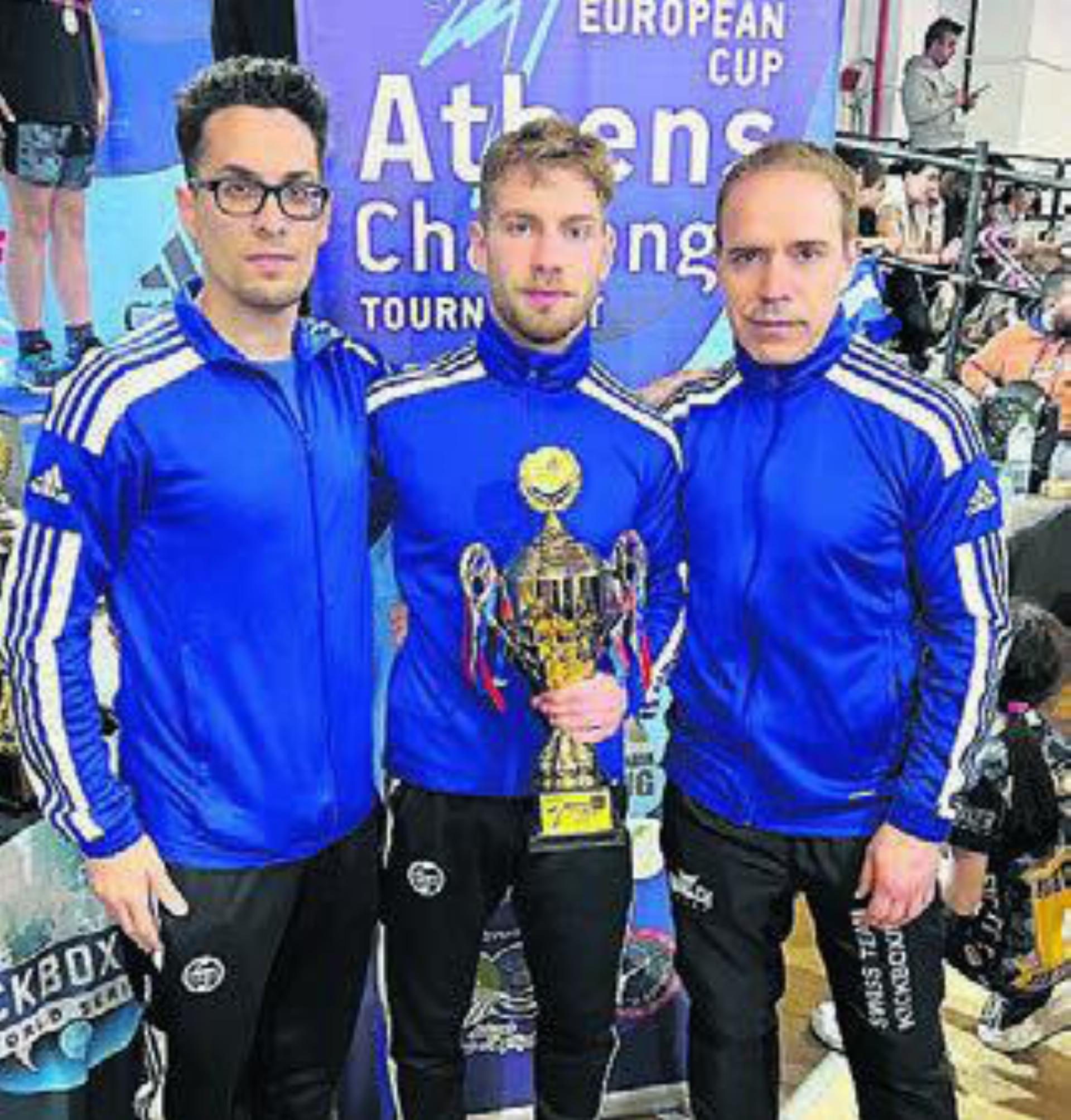 Roy Cipriano (Mitte) mit seinem Pokal neben Danylo Mancari (links) und Vater Rocco Cipriano. Bild: zg