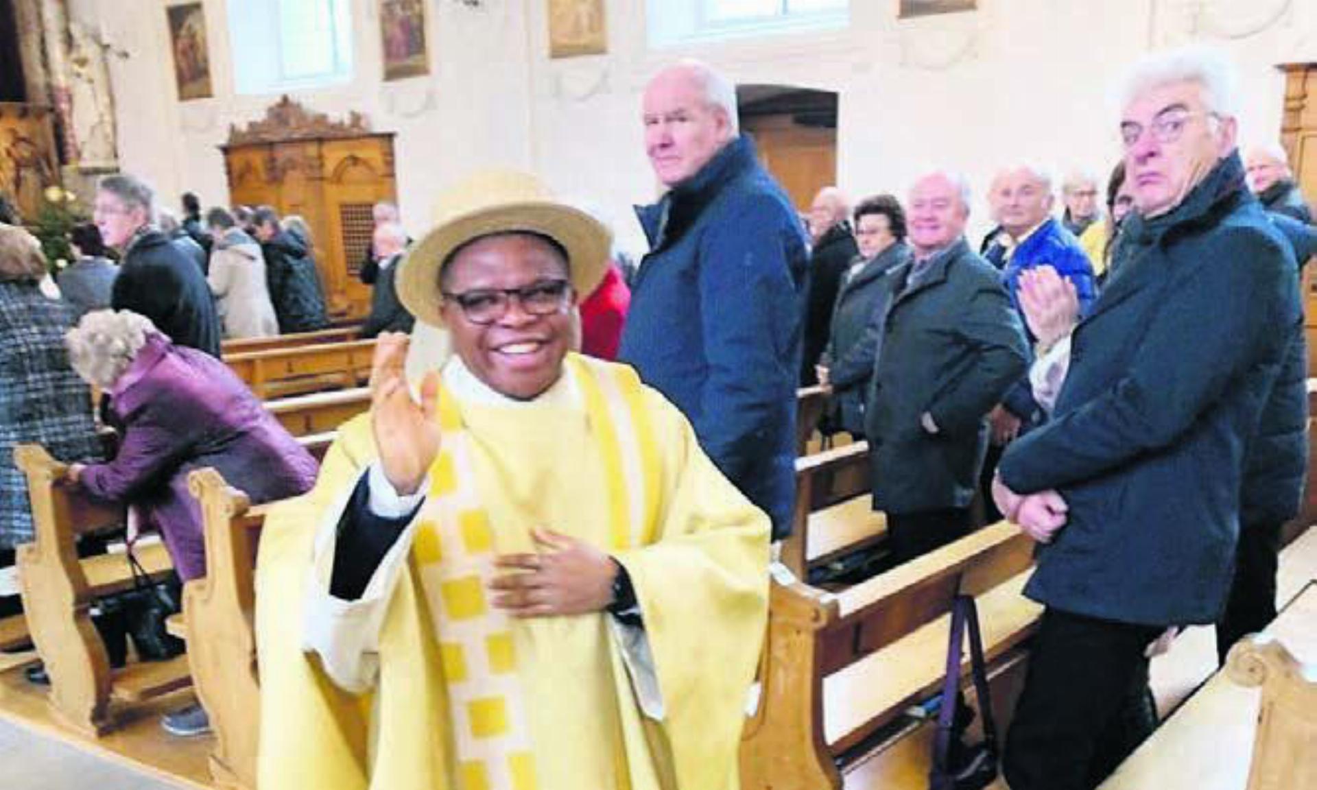 Pater Solomon Obasi erhielt zu seinem Abschied einen Freiämter Strohhut geschenkt. Bild: tre