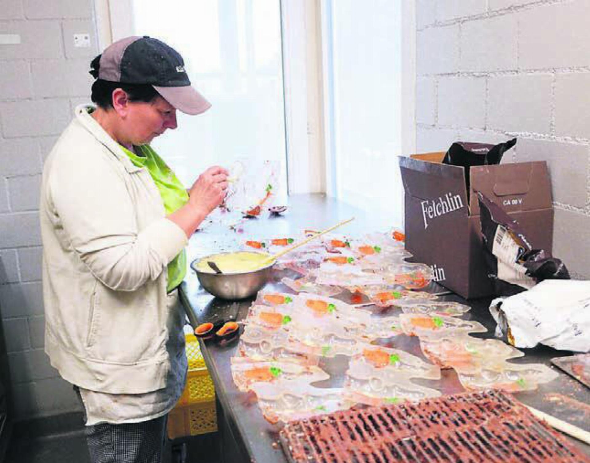 Die Osterhasenfrau Jacqueline, Konditor-Confiseurin, ist seit der Gründung des «Rüebliland-Becks» 1997 dabei. Bild: rts - Das Bild wird blockiert. – Möglicherweise durch einen aktiven Adblocker.