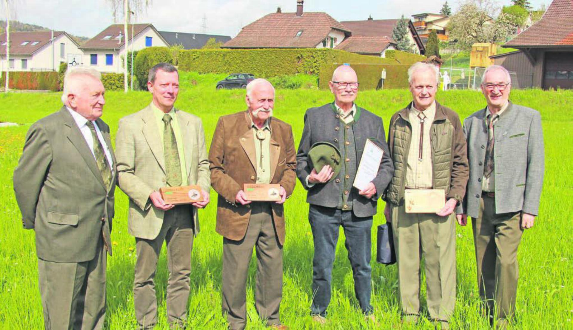 An der GV von Jagd Aargau geehrt: (v.l.) Willy Dräyer (60 Jahre Jagdaufseher), Patrick Isler (Ehrenmitglied), Max Schmid (Ehrenmitglied), Bernhard Hunziker und Walter Müller (beide 25 Jahre Jagdaufseher) und Erich Schmid (Geschäftsführer Jagd Aargau). Bild: zg