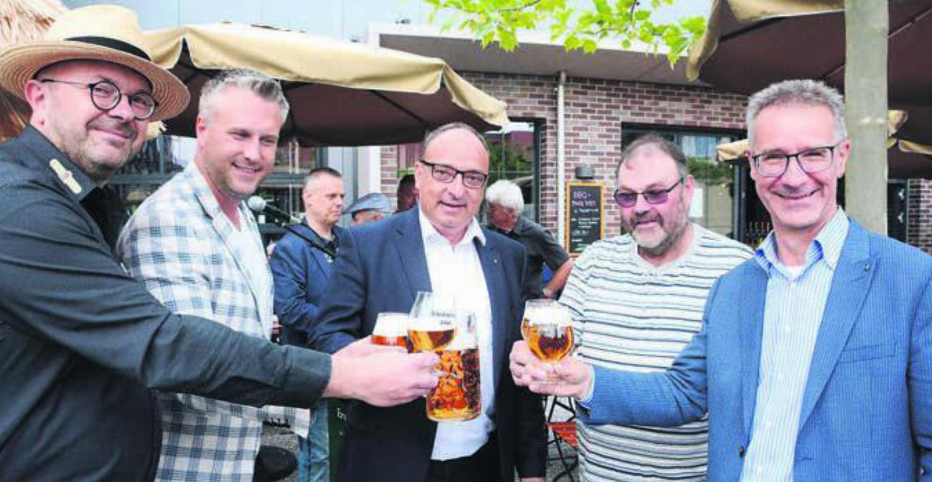 Die Villmerger Brauer sind äusserst innovativ. Letztes Jahr konnten sie zum «Tag des Schweizer Bieres» im Beisein von Regierungsrat Markus Dieth (Mitte) das neue Erusbacher Bräu Aargauer Bier präsentieren. Bild: Archiv