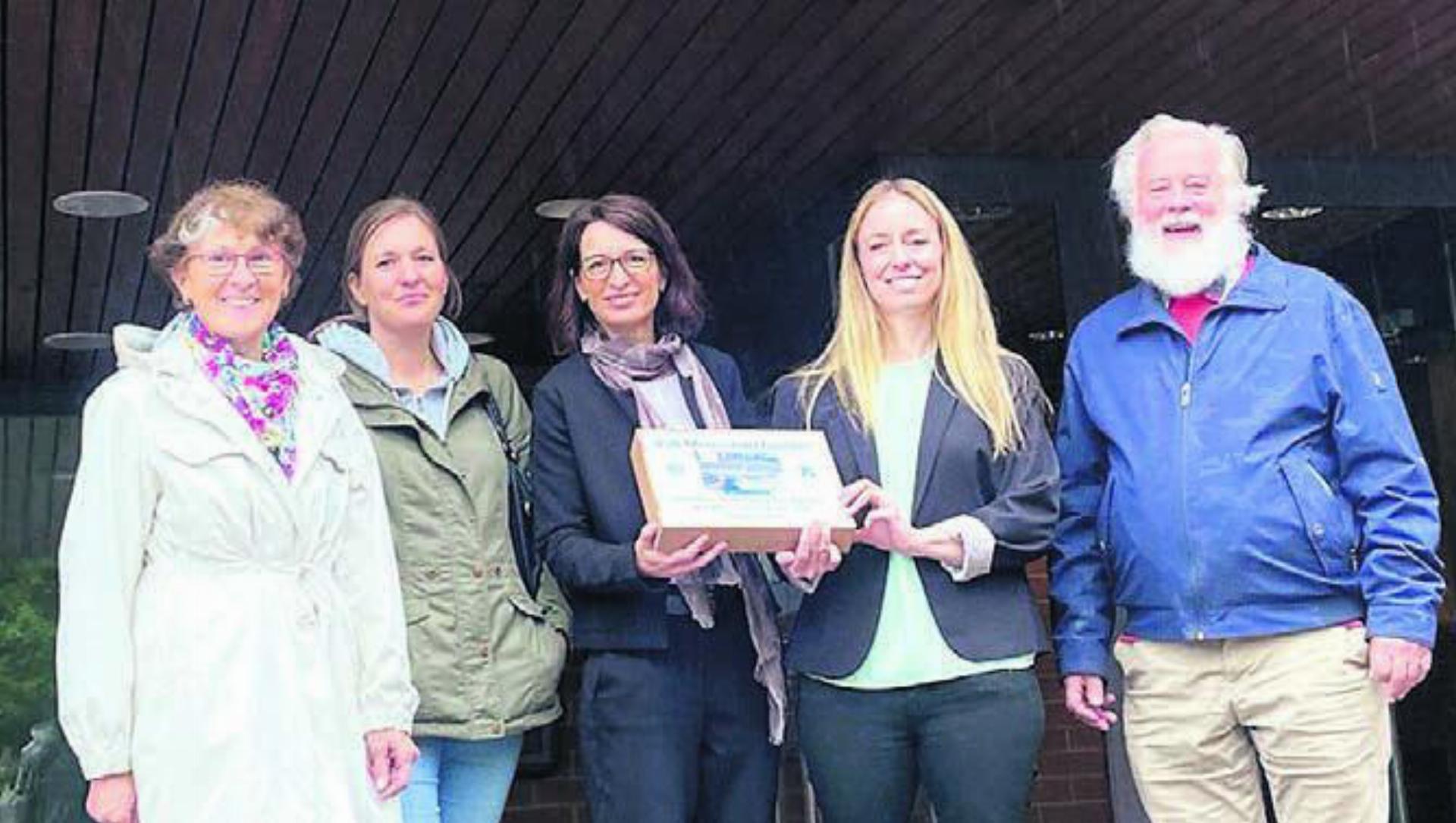 556 Unterschriften wurden überreicht: (v.l.) Vizeammann Rosmarie Groux, Karin Boller, Gemeinderätin Petra Oggenfuss, Initiantin Valérie Trüb und Bernhard Oester. Bild: sab