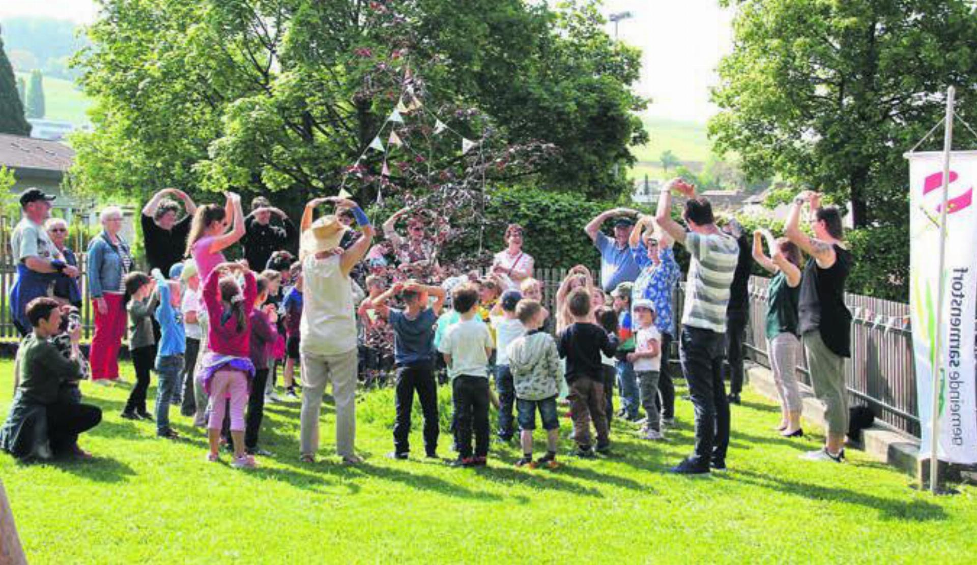 Der grosse Moment: Die Kindergartenkinder weihen mit Gesang und Tanz die neuen Bäume ein. Bild: gvd