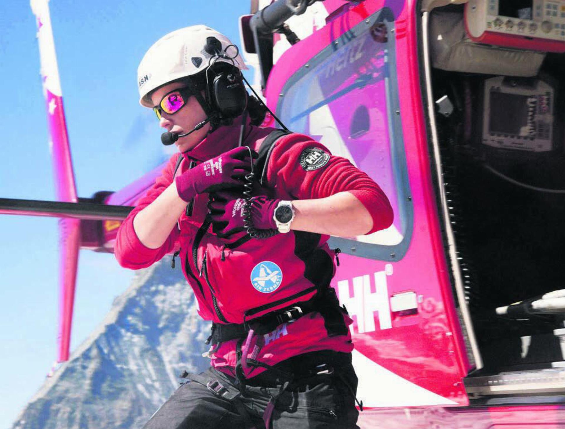 Ob am Boden oder in der Luft: Die erfahrene Rettungssanitäterin Rebekka Frieden führt intensivmedizinische Transporte in der Ambulanz, im Helikopter und im Flugzeug durch. Bilder: zg