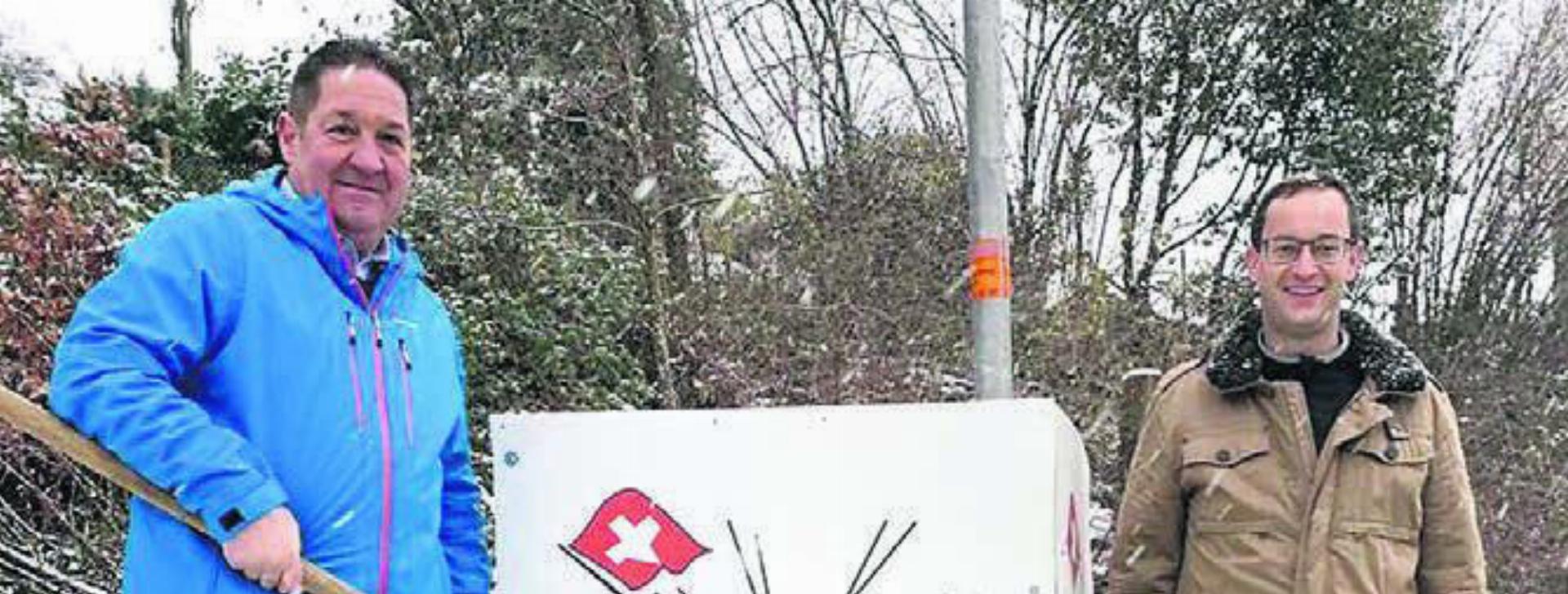Die Freiämter Grossräte Mario Gratwohl (links) aus Niederwil und Christoph Hagenbuch aus Oberlunkhofen legten selber Hand an. Bild: zg