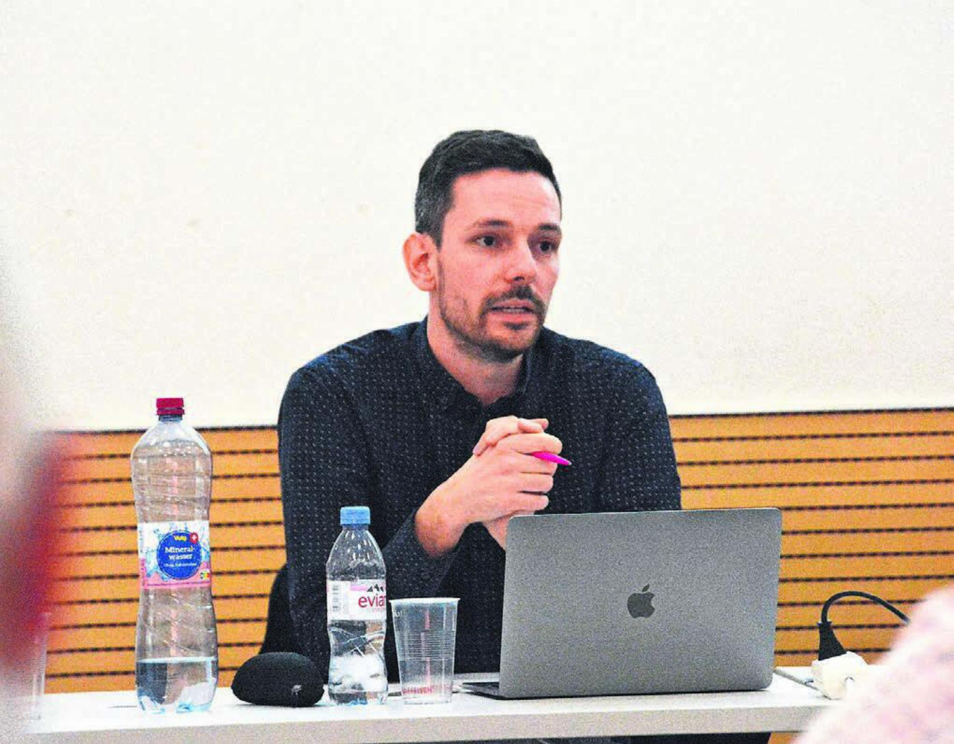 Raumplaner Giovanni Di Carlo erzählt Aktuelles aus der regionalen Entwicklungsstrategie. Bild: Celeste Blanc