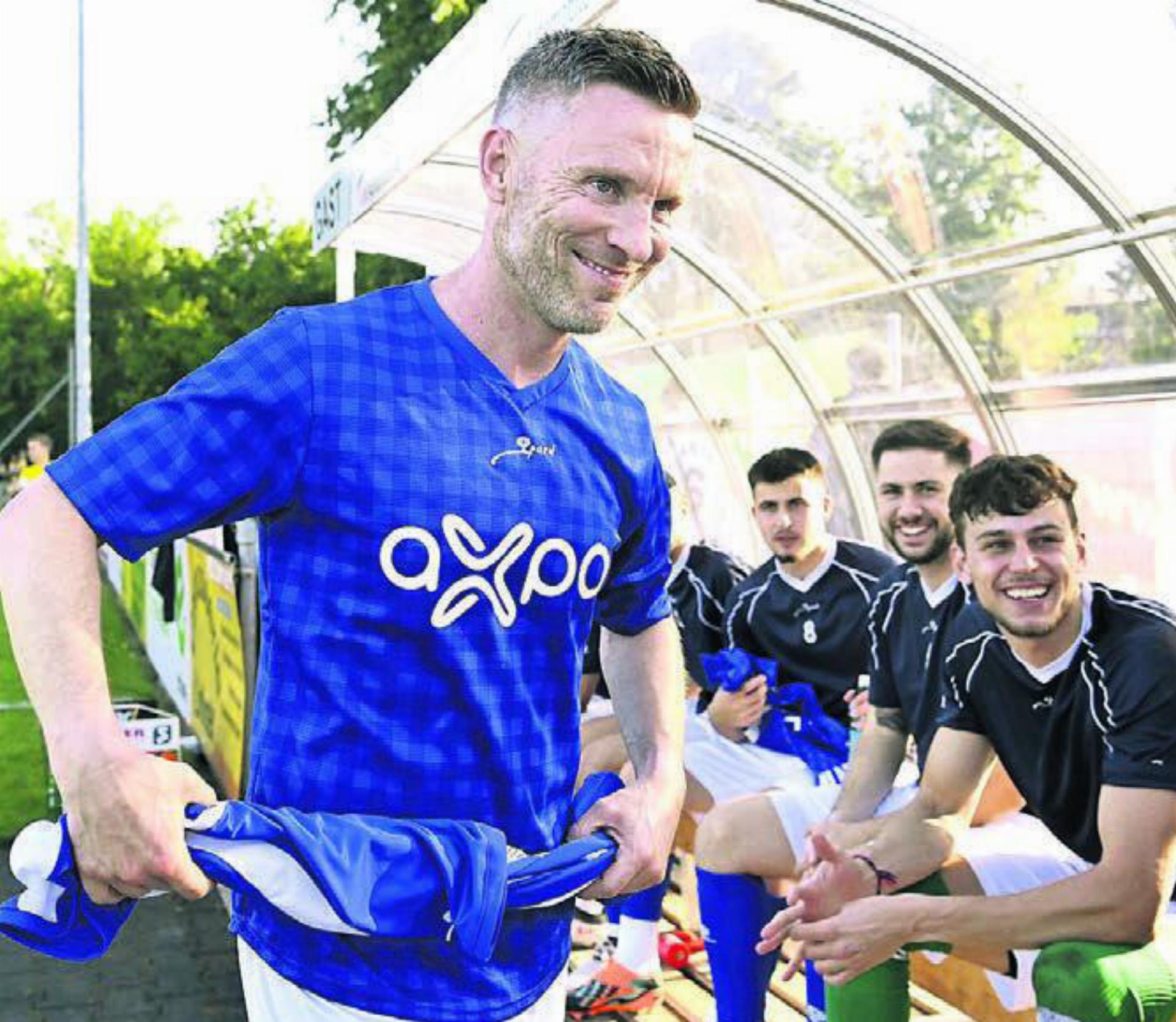 Die letzte Auswechslung für Alain Schultz. Die Freiämter Fussballikone verlässt den Platz nach einer sackstarken Karriere natürlich mit einem Lächeln. Bild: awa - Das Bild wird blockiert. – Möglicherweise durch einen aktiven Adblocker.