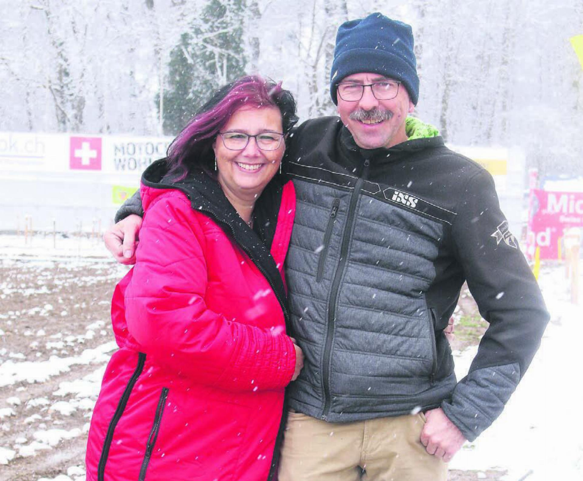 Das Motocross-Ehepaar Ueli und Gisela Hilfiker (aus Boswil). Das Bild stammt aus dem letzten Jahr. Nach Corona 2020 und 2021 sorgte 2022 der Schnee für ausbleibenden Motorenlärm. Jetzt soll der beliebte Anlass endlich wieder stattfinden. Bilder: Archiv