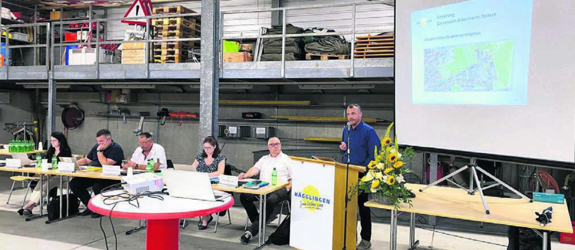 Nach der Versammlung im Winter musste auch diesmal im Feuerwehrlokal getagt werden. Die Mehrzweckhalle wird noch immer saniert. Gemeinderat Peter Wyss (rechts) informierte, wie es an der Geissmann-Ackermann-Strasse weitergeht. Bild: sp - Das Bild wird blockiert. – Möglicherweise durch einen aktiven Adblocker.