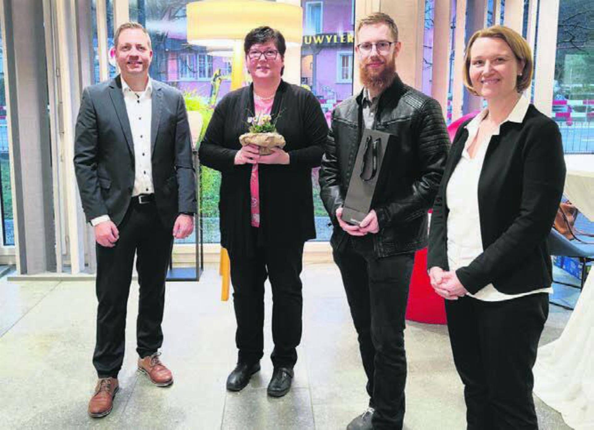 Reto Hübscher, Vorsitzender der Bankleitung der Raiffeisenbank Reuss-Lindenberg, Jolanda Trachsel (6999. Genossenschafterin), Simon Stalder (7001. Genossenschafter) und Renate Regensburger, Leiterin Kundenberatung (von links). Es fehlt: Philipp Meyer (7000. Genossenschafter). Bild: zg