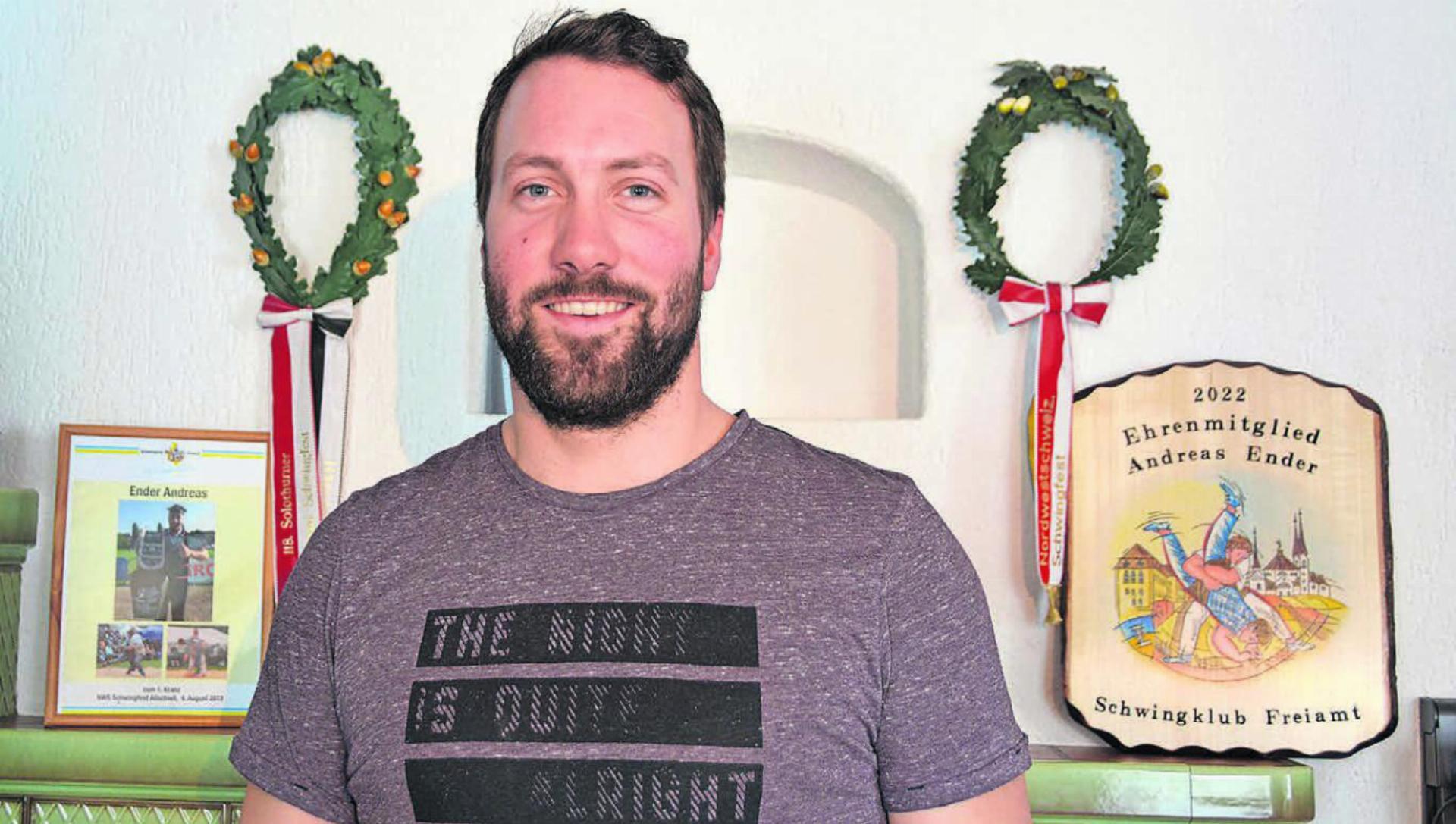 Die zwei Kränze, Fotoerinnerungen und die Auszeichnung als Ehrenmitglied des Schwingklubs Freiamt. Alles hängt im Wohnzimmer von Andreas Ender. Bild: Annemarie Keusch