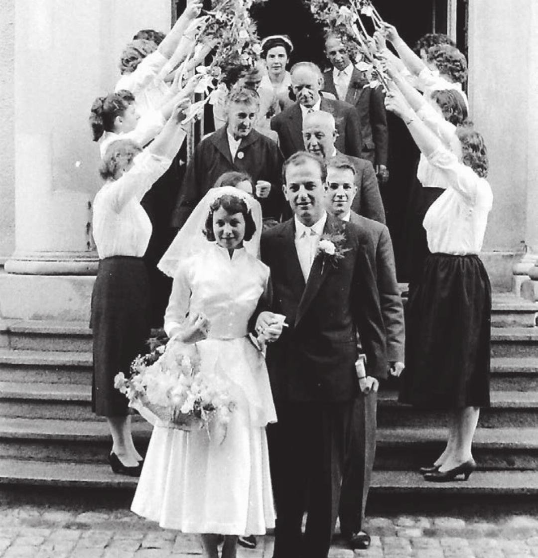 Der kirchliche Hochzeitstag am 5. Juli 1958: Das Ehepaar Ernst und Irma Häner tritt aus der Kirche.