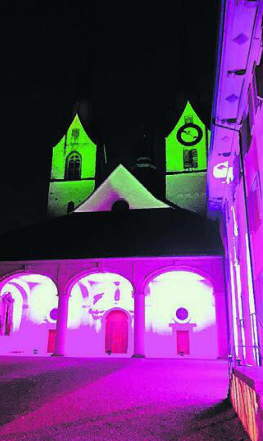In mystischen Farben leuchtet das Kloster am Abend.