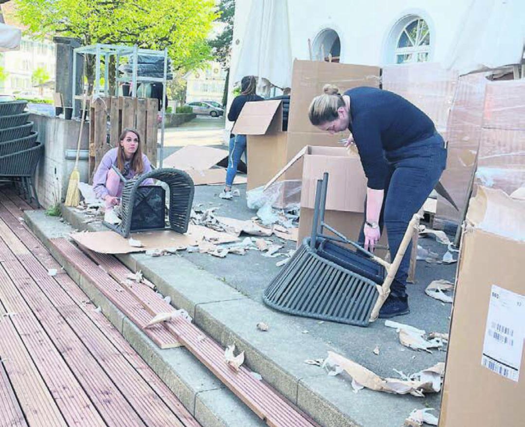 Neben der neuen Terrasse aus Magnolienholz wird noch geschuftet bis zur Wiedereröffnung am Wochenende. Die Mitarbeiterinnen Jana Köryova (links) und Merita Gjoka.