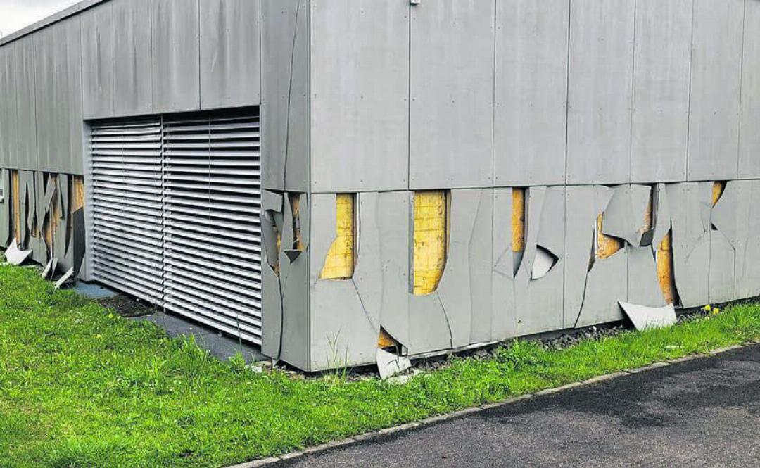 Bereits in der Nacht auf den Karfreitag wurde die Fassade der Kantonsschule beschädigt. Bilder: Chregi Hansen