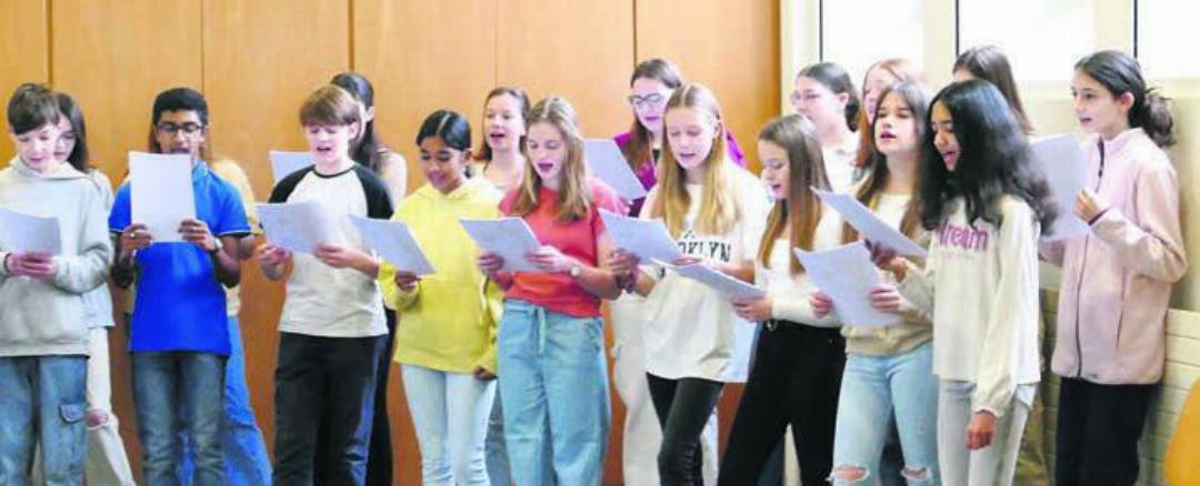 Wunderbare Einstimmung zum feierlichen Anlass: Der Schülerchor der Bezirksschule sorgte für die musikalische Unterhaltung.