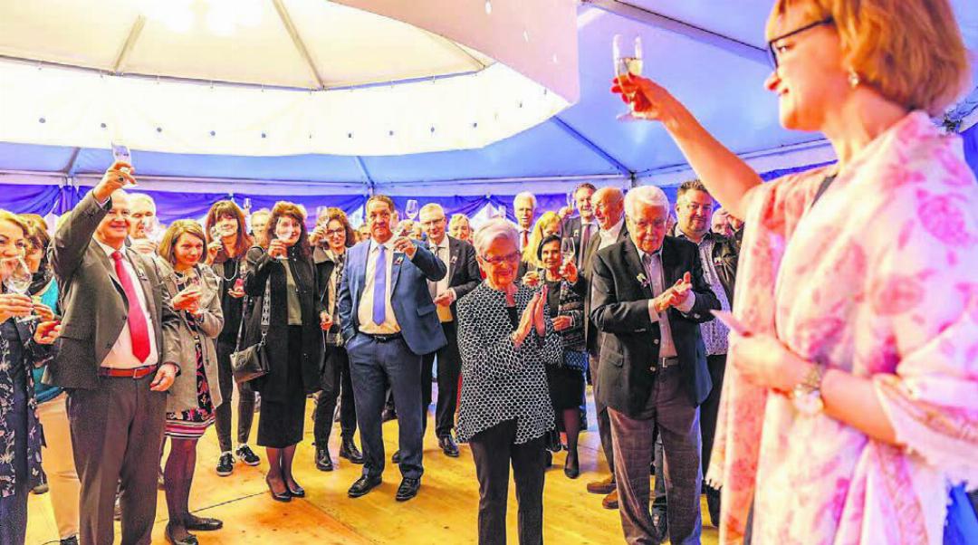 Präsidentin Myriam Rufer-Staubli (r.) stösst mit den geladenen Gästen beim Apéro auf eine erfolgreiche Operettensaison an.