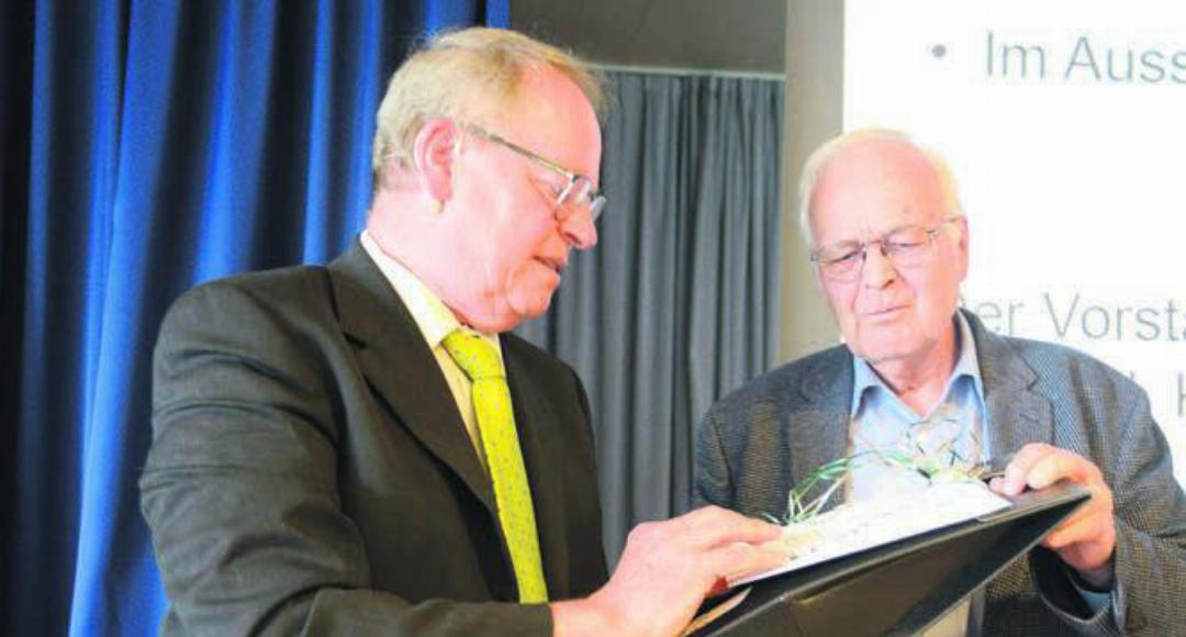 Kaspar Schild (rechts) engagierte sich während 20 Jahren im Vorstand des Reussparks. Zu seinem Abschied gab es von Präsident Kurt Notter Geschenke. Bild: chh